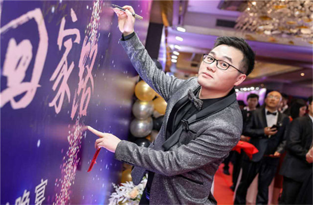 【高光“疫”事】勇敢逆行的特殊“网约车”——天九娱乐90后，用信念打通生命运输线